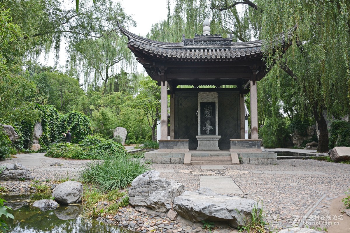 哪顾头顶纷纷雨，附庸风雅拍名亭