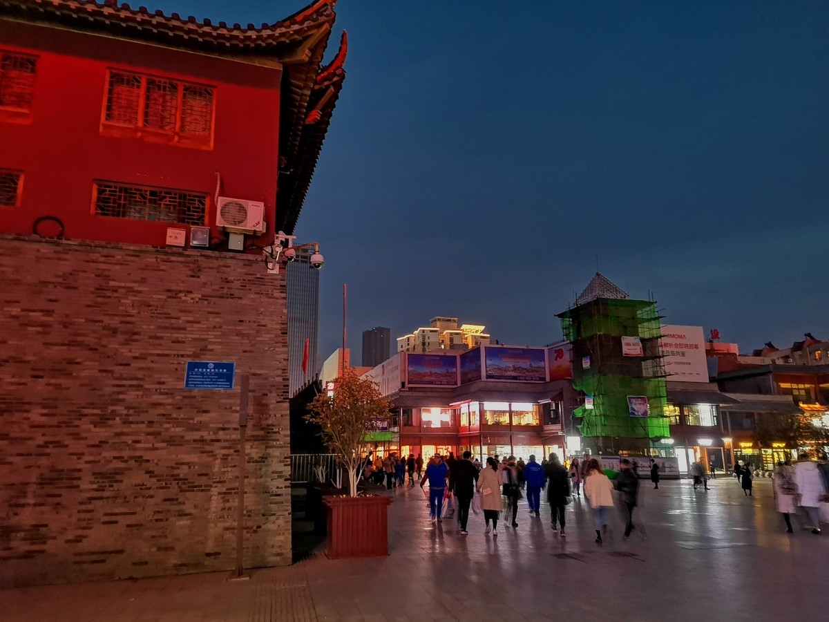 安徽合肥淮河路步行街，这里的夜间文化吸引了众多游客，好热闹|淮河|商业街|步行街_新浪新闻