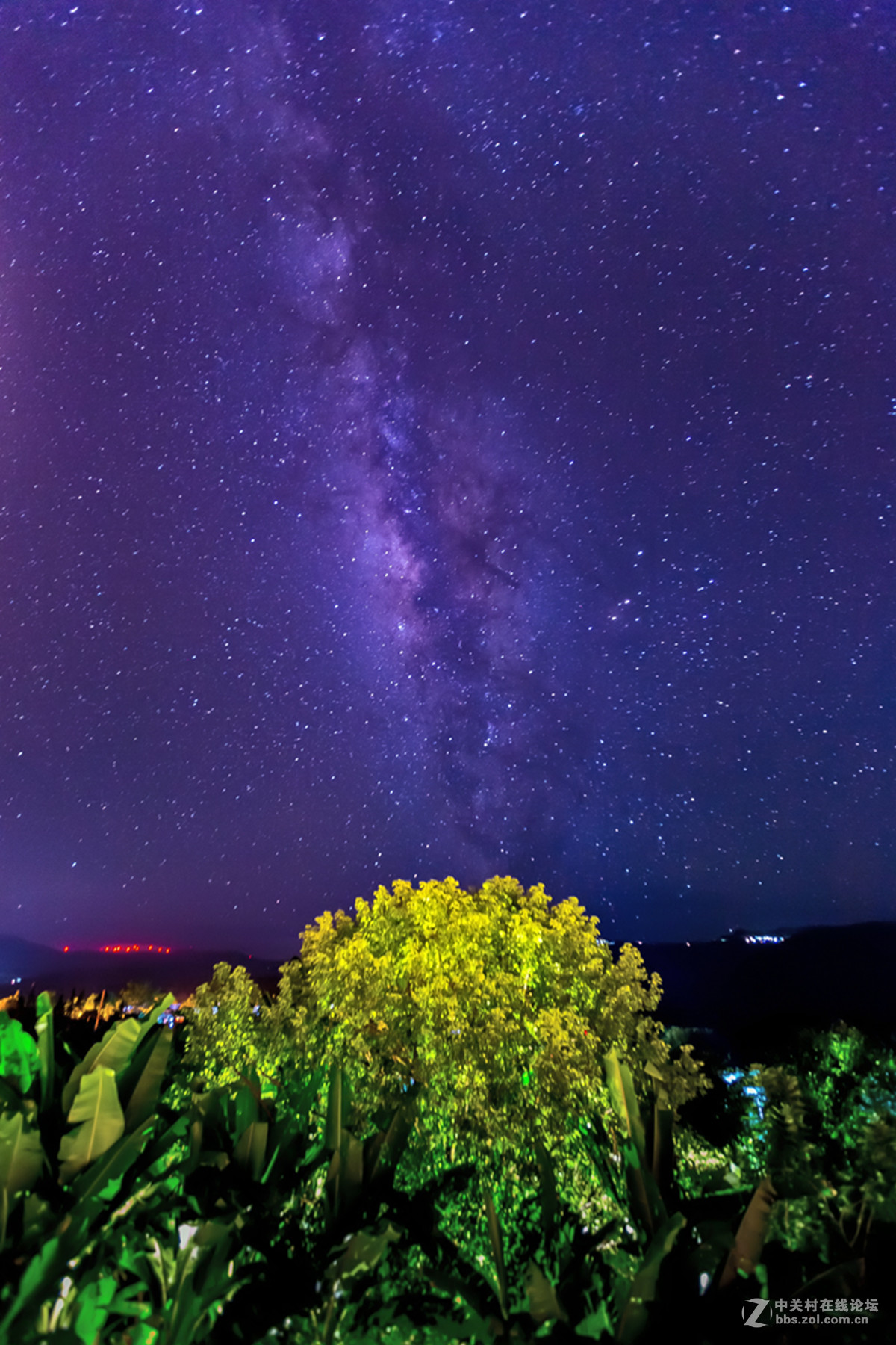 在景迈山的夜晚天空出现真正的午夜星河