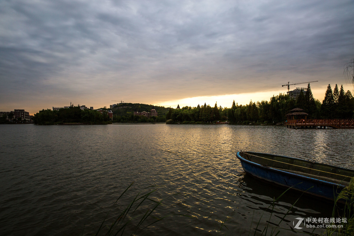 宁静的金龙湖早晨