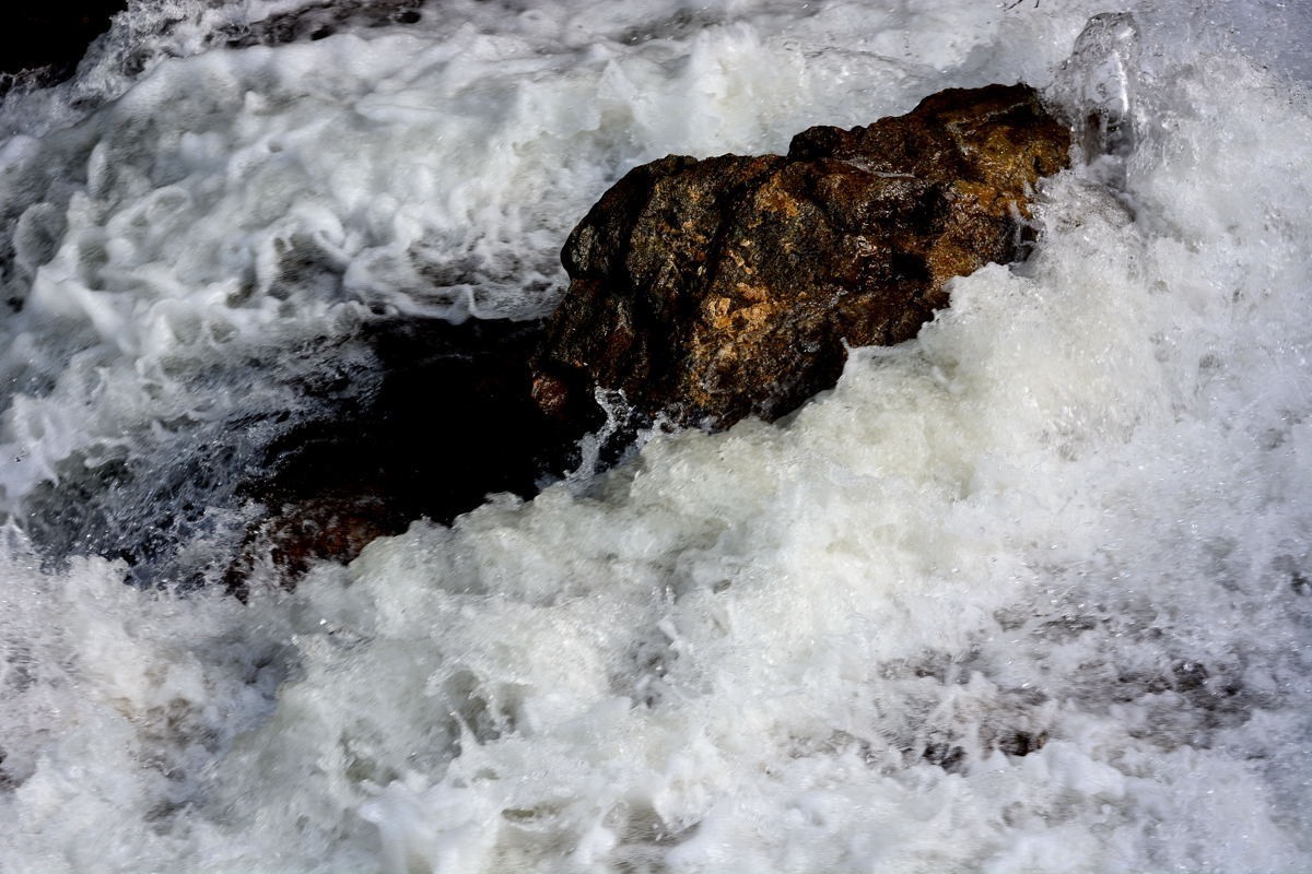飞湍击石卷起千堆雪