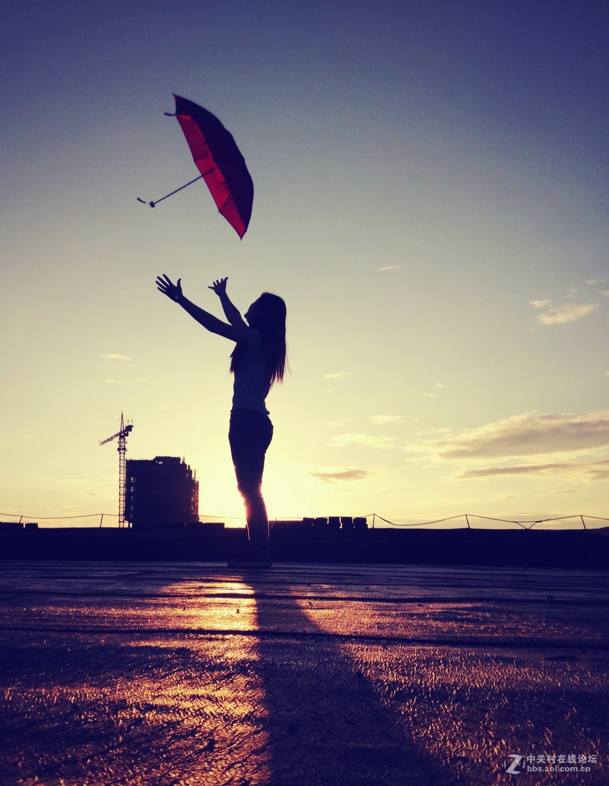 自拍红伞飘起来