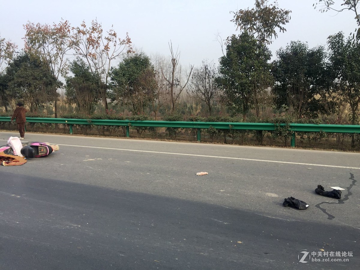 又是一起货车与电瓶车发生碰撞事故,悲催!