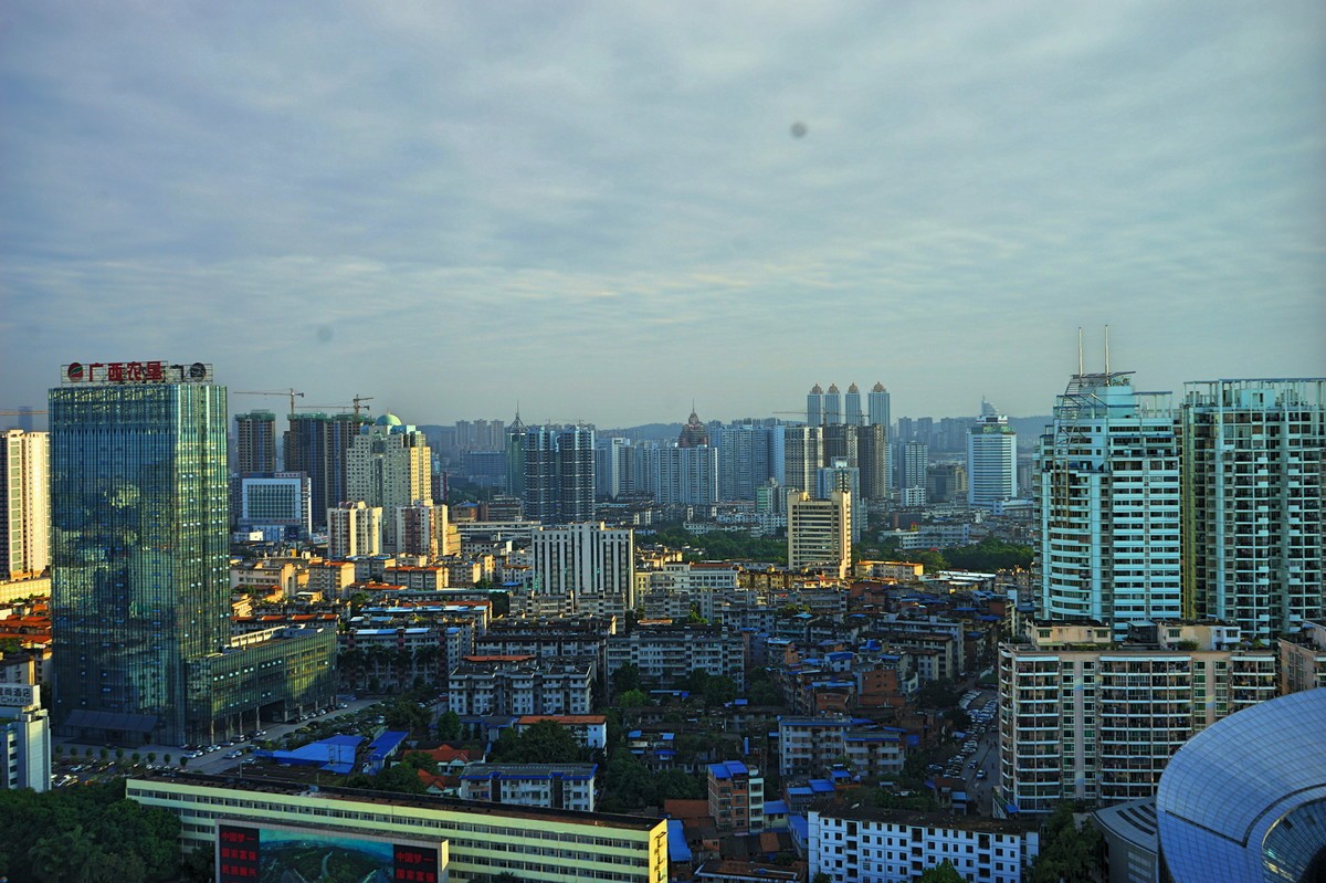 阳光明媚再拍南宁市民族广场东葛路街景