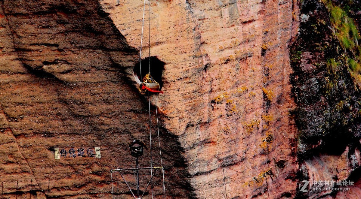 #佳能月赛-金秋十月#——游龙虎山碧水丹霞，看千年悬棺升官发财。