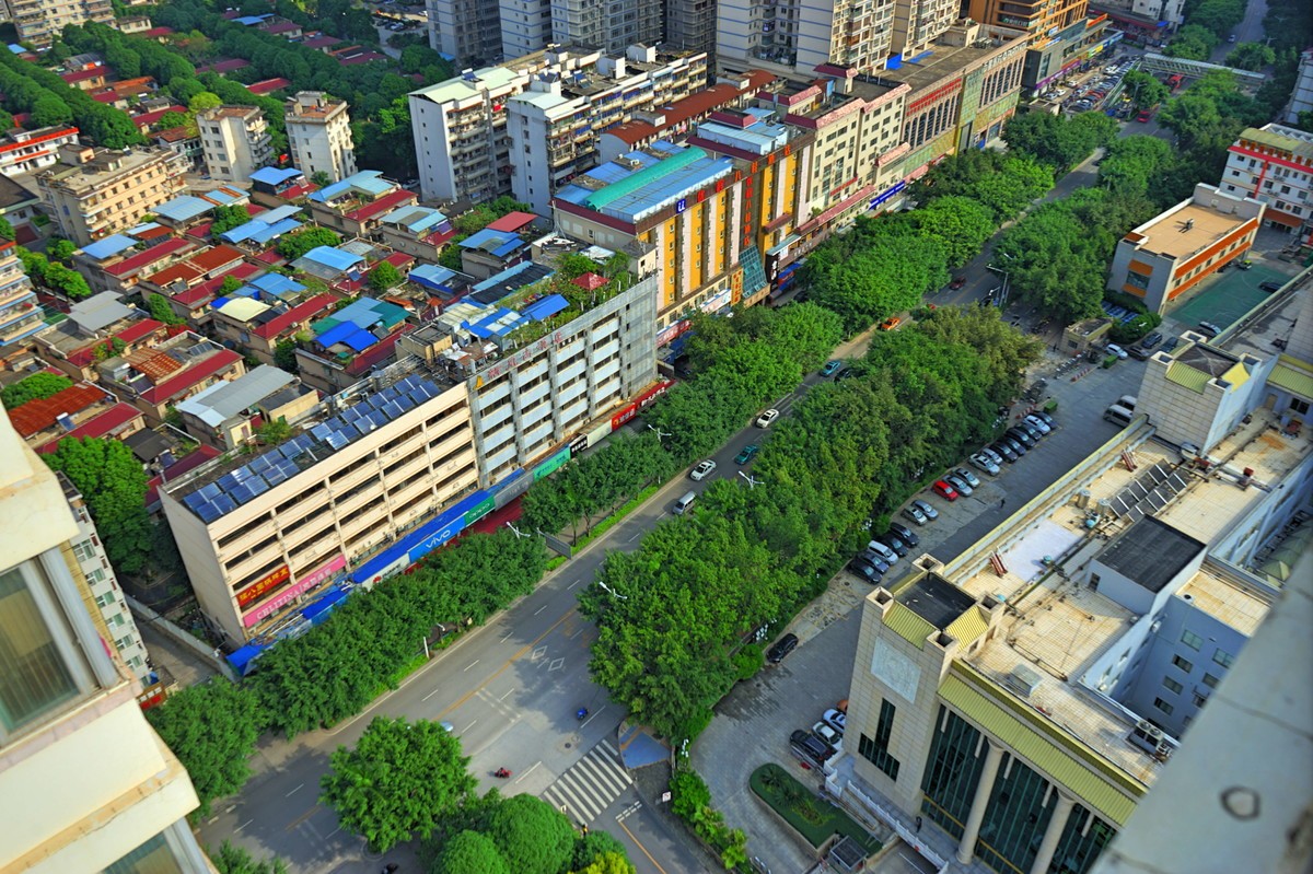 阳光明媚再拍南宁市民族广场东葛路街景