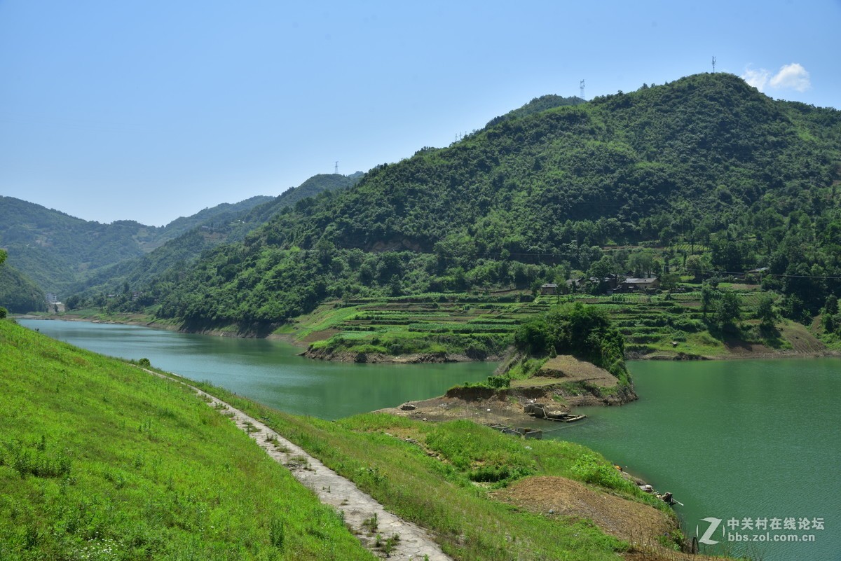 湖北竹山縣官渡鎮的青山綠水