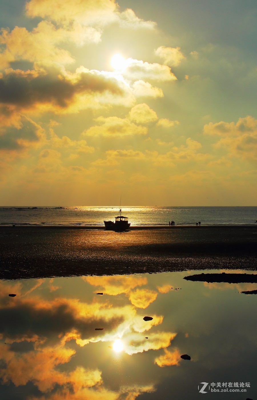 #佳能EOS M6-定格光影#阳光下的，沙滩浪花，小船和花朵，迷人的色彩难以忘怀。