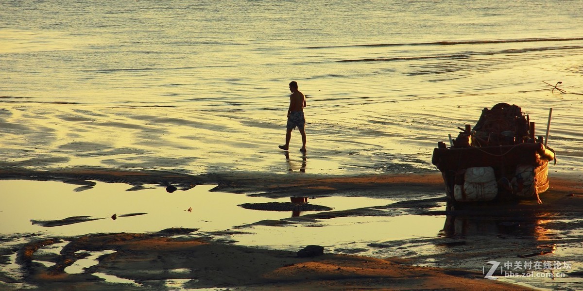 #佳能EOS M6-定格光影#阳光下的，沙滩浪花，小船和花朵，迷人的色彩难以忘怀。