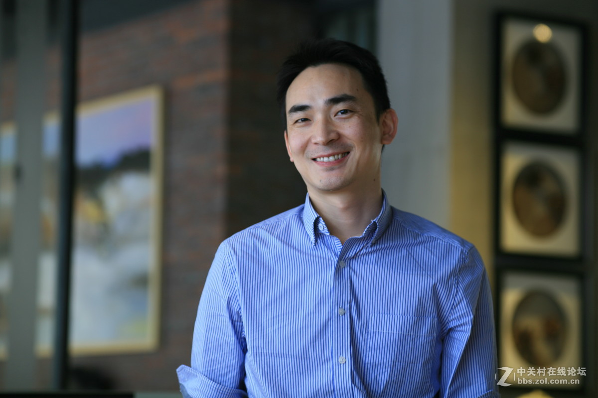 上些人像，2.2光圈在全幅下已经不肉了，残幅还是2.8吧