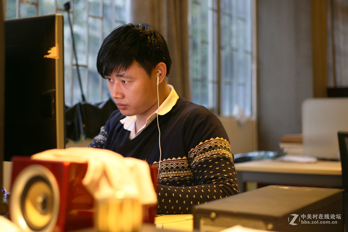 上些人像，2.2光圈在全幅下已经不肉了，残幅还是2.8吧