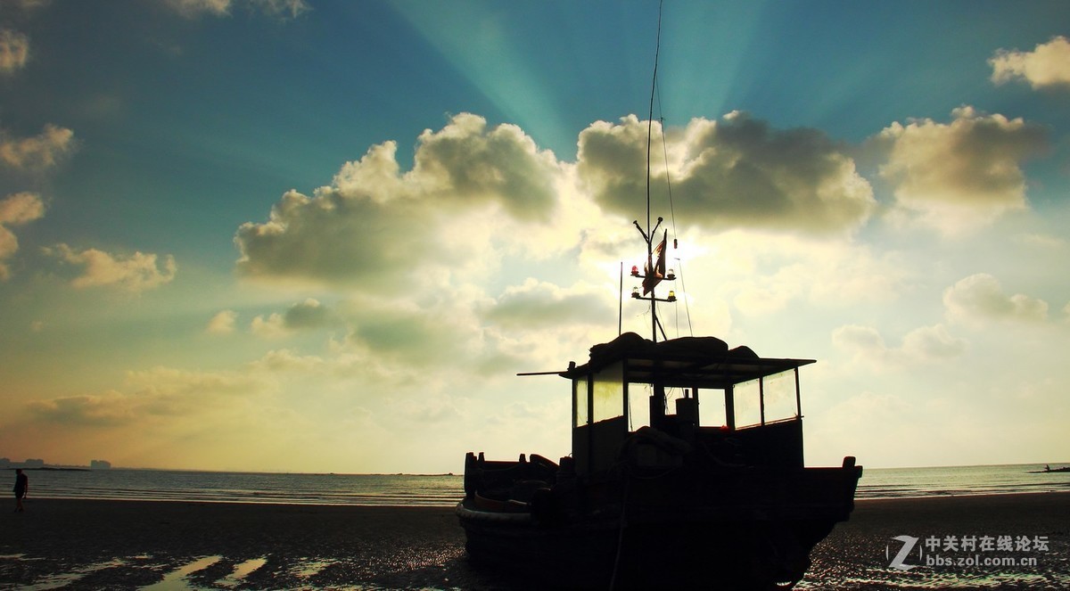 #佳能EOS M6-定格光影#阳光下的，沙滩浪花，小船和花朵，迷人的色彩难以忘怀。