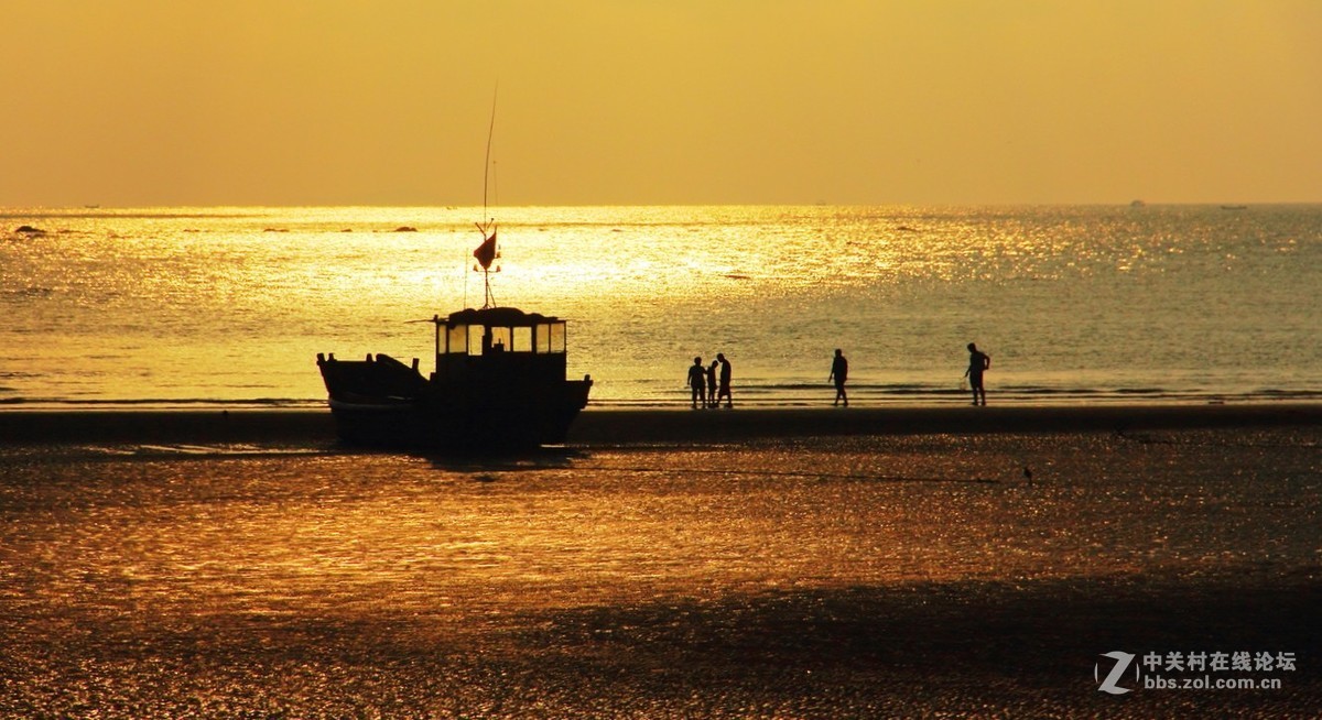 #佳能EOS M6-定格光影#阳光下的，沙滩浪花，小船和花朵，迷人的色彩难以忘怀。