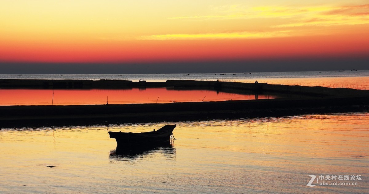 #佳能EOS M6-定格光影#阳光下的，沙滩浪花，小船和花朵，迷人的色彩难以忘怀。