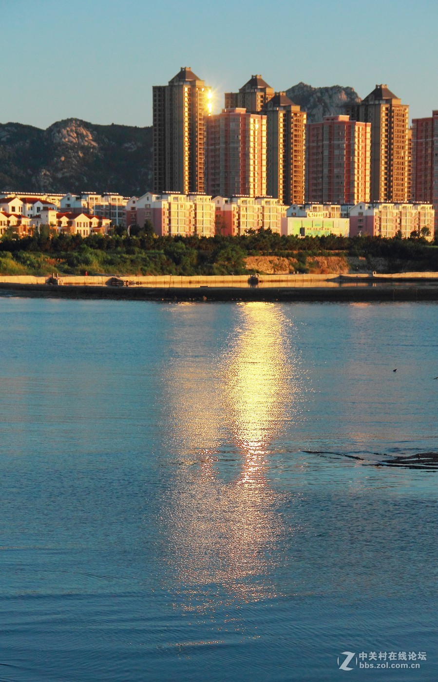 #佳能EOS M6-定格光影#阳光下的，沙滩浪花，小船和花朵，迷人的色彩难以忘怀。