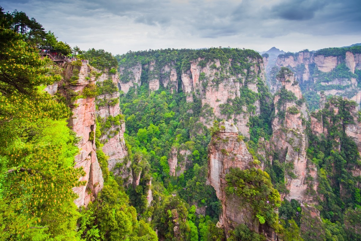 张家界核心景区袁家界悬浮山乾坤柱
