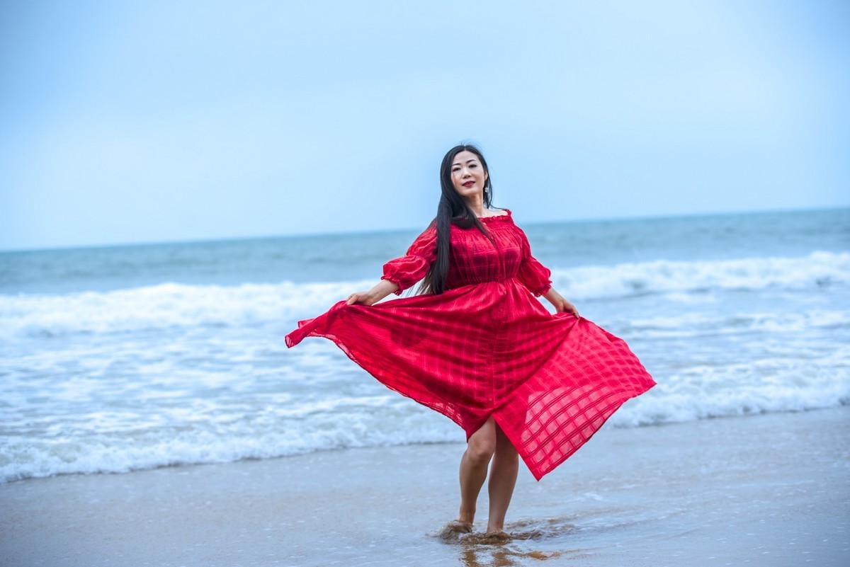 沙滩上的红裙子