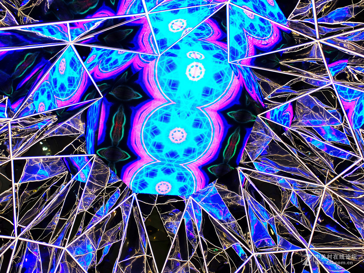 圣诞树里面的万花筒摄于徐家汇港汇广场