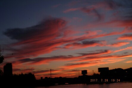 天然泼墨风景画