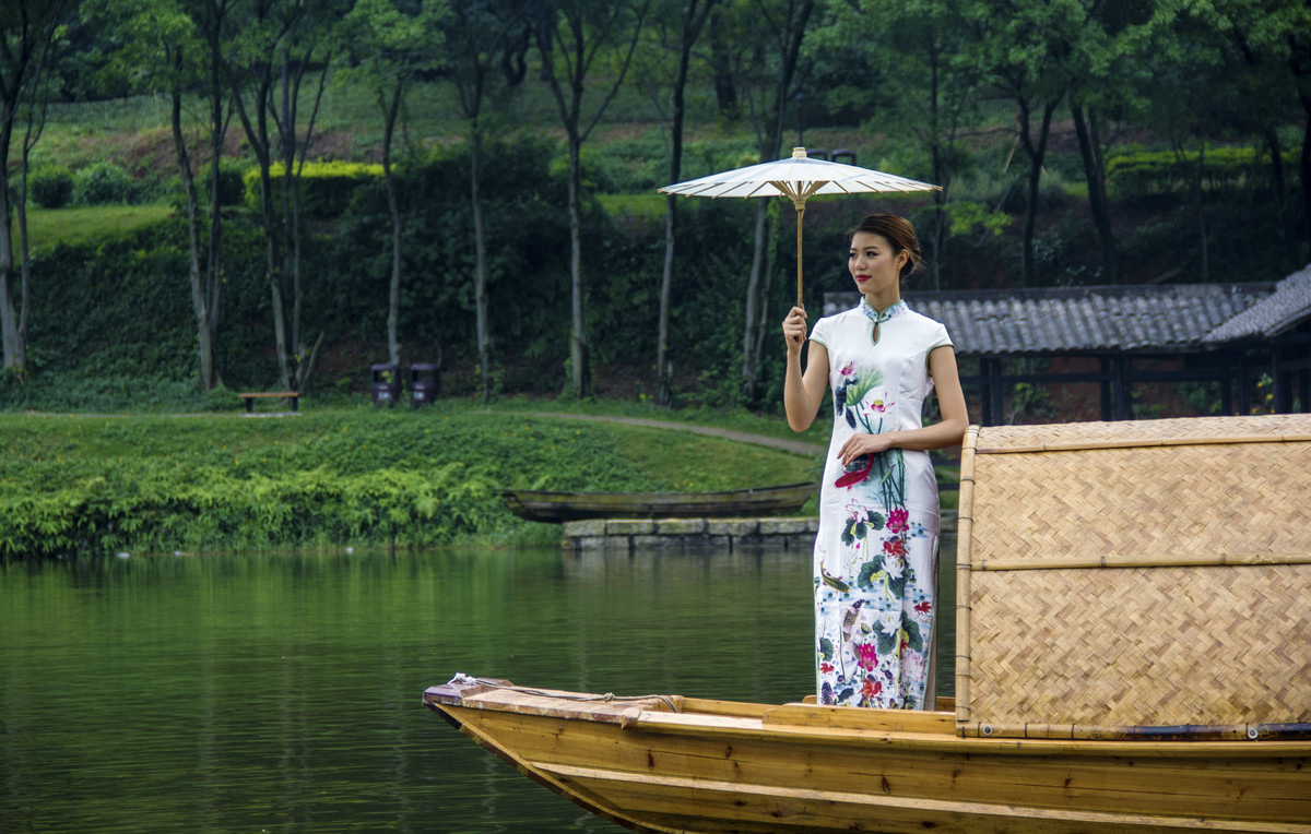 旗袍美女乌篷船