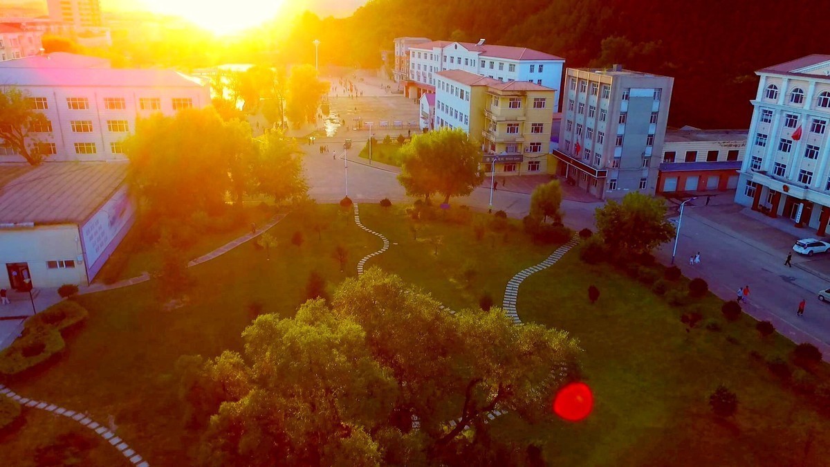 夕阳辉映下的南岔