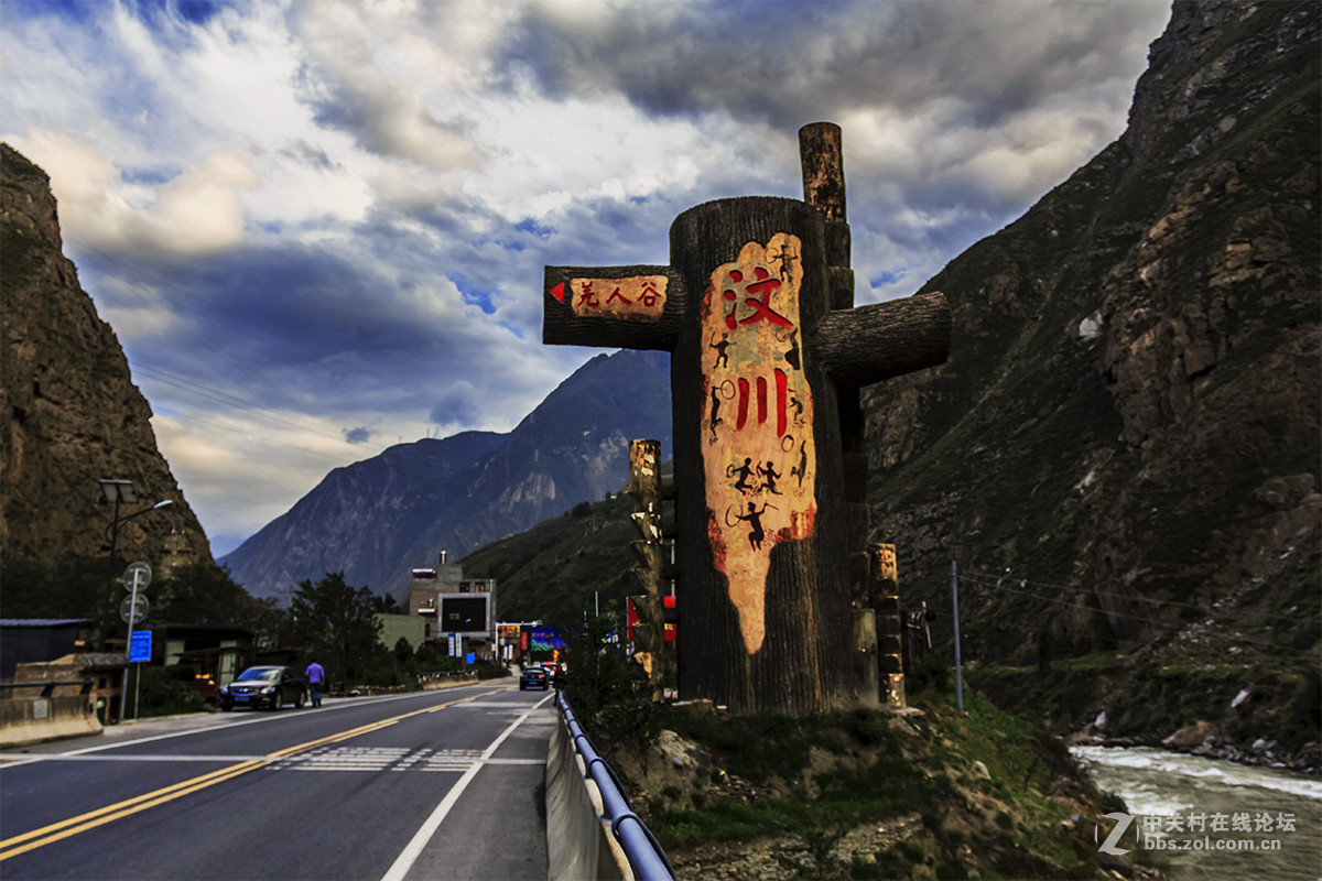 废墟上匆匆夜拍岷江新映秀镇