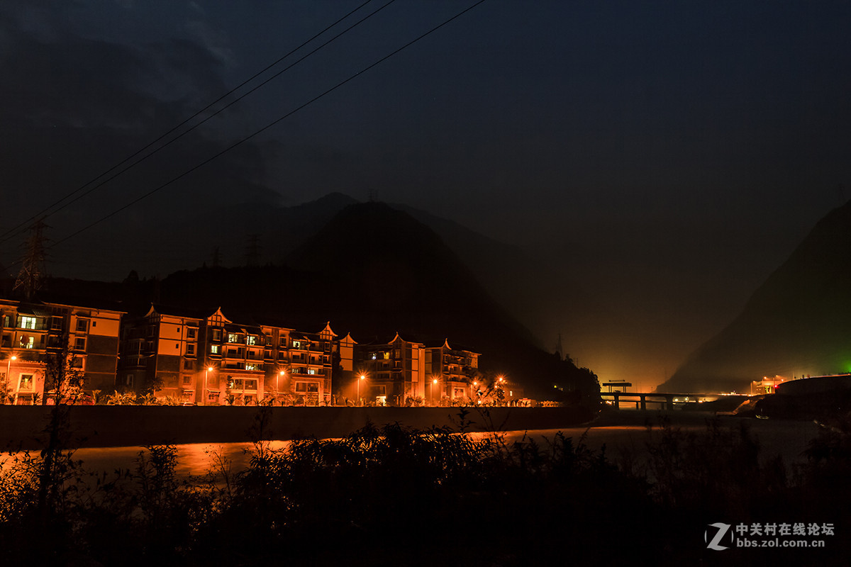 废墟上匆匆夜拍岷江新映秀镇