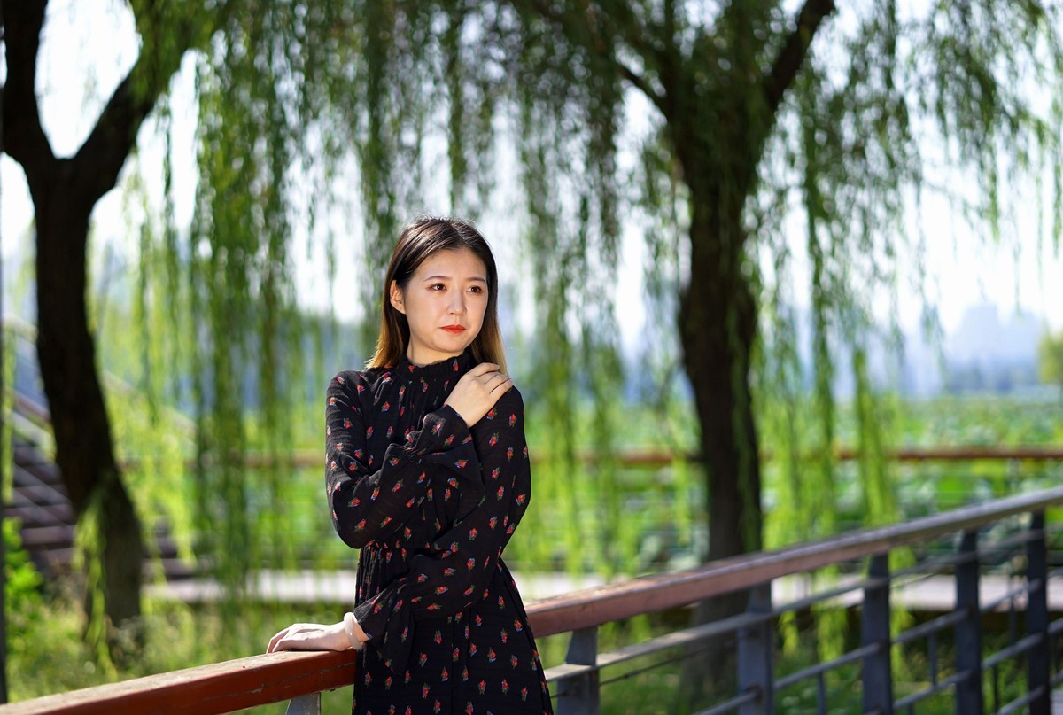 环境人像外拍---新疆女孩在琴台！。。。。。