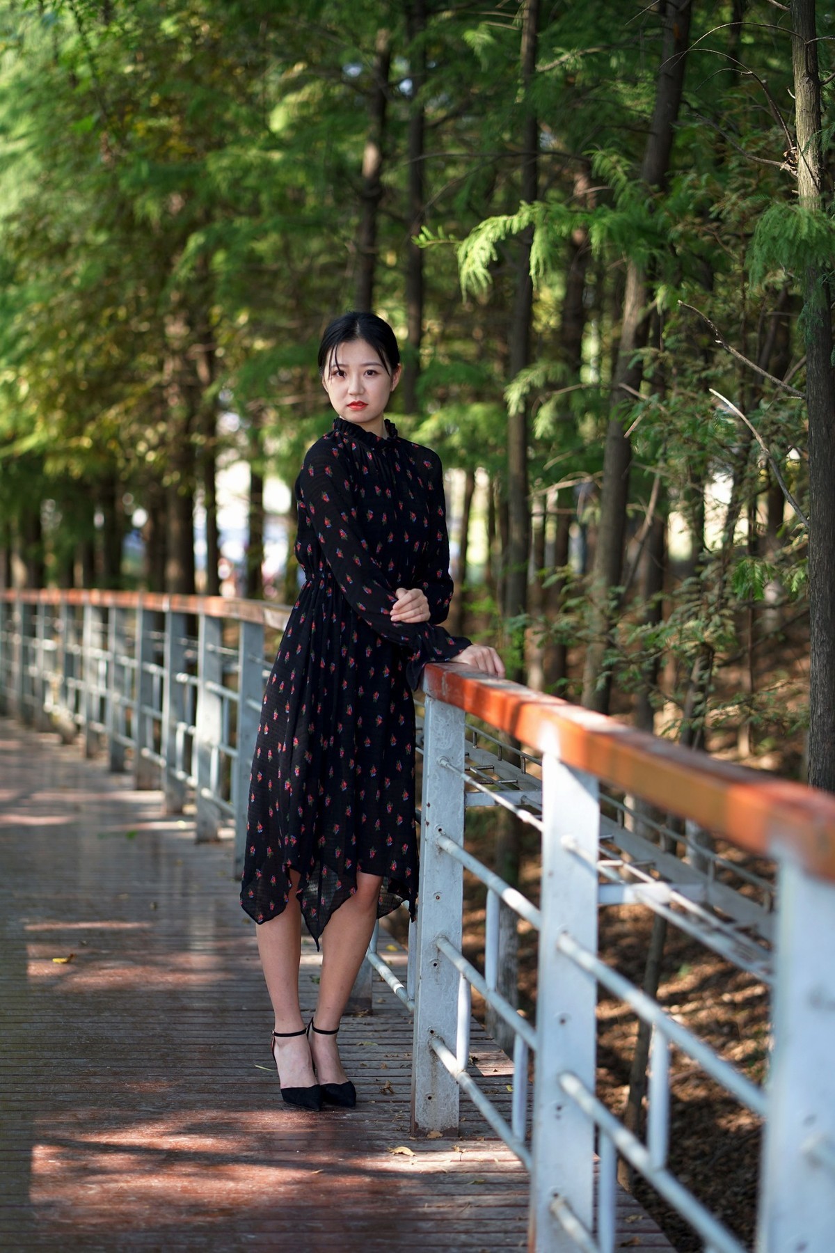 环境人像外拍---新疆女孩在琴台！。。。。。