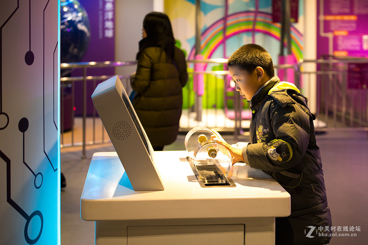 陕西科技馆里的孩子们