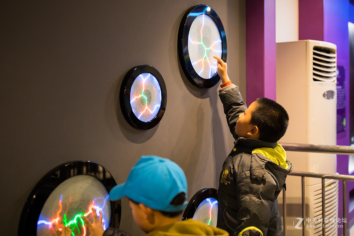 陕西科技馆里的孩子们