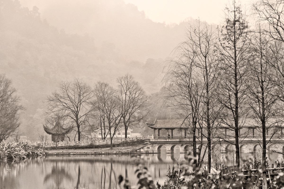 冬日的黔灵湖风雨桥
