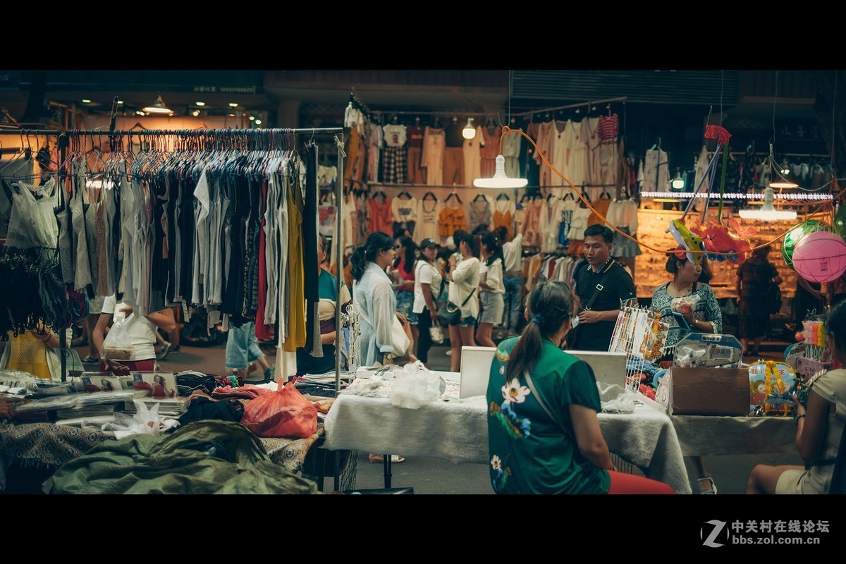 市井众生静态电影风格摄影