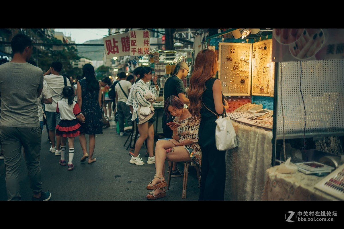 市井众生静态电影风格摄影