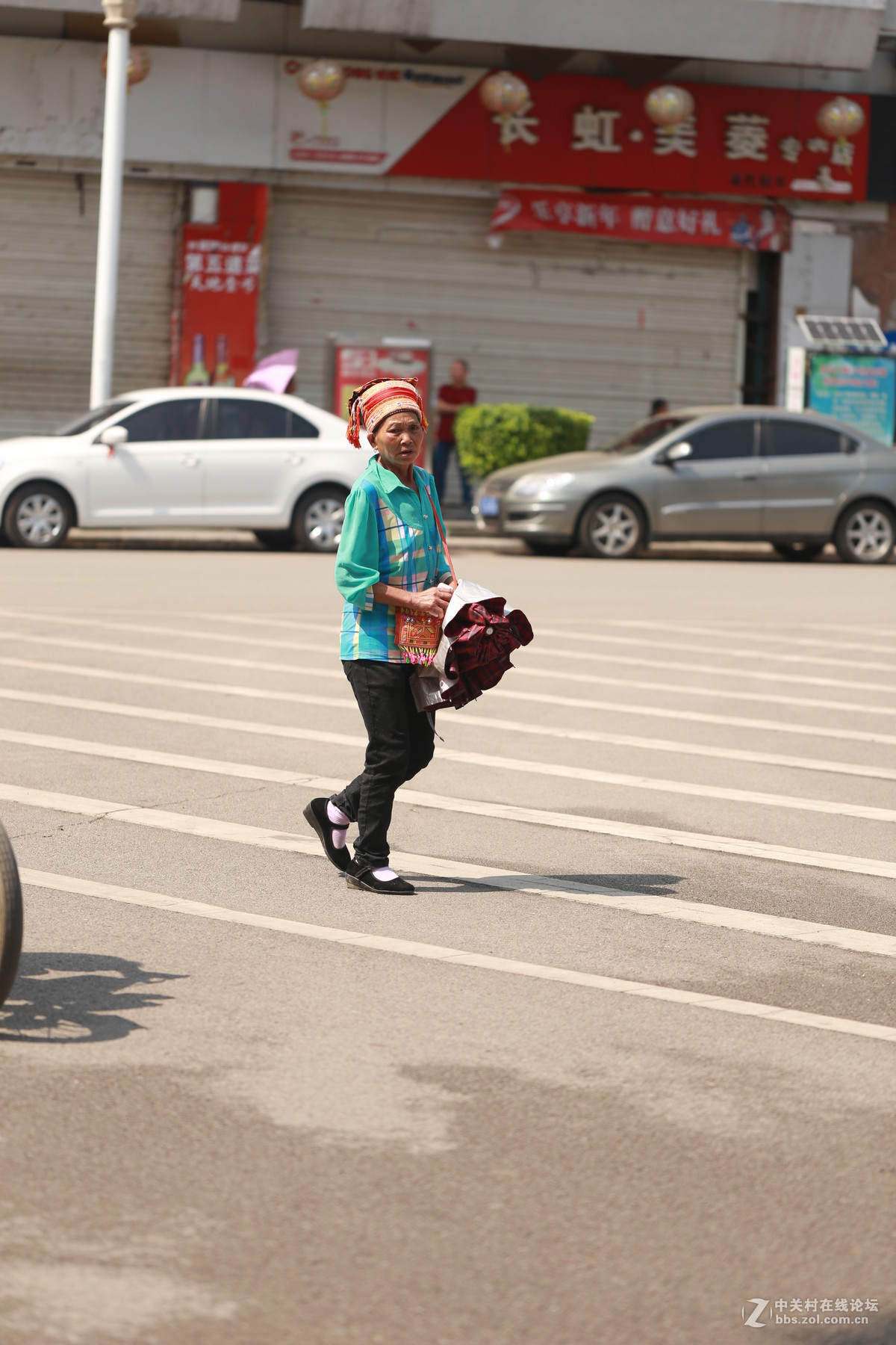 2016秋摄107在被汉族同化严重的今天街上的瑶族人依然有着无法取代的