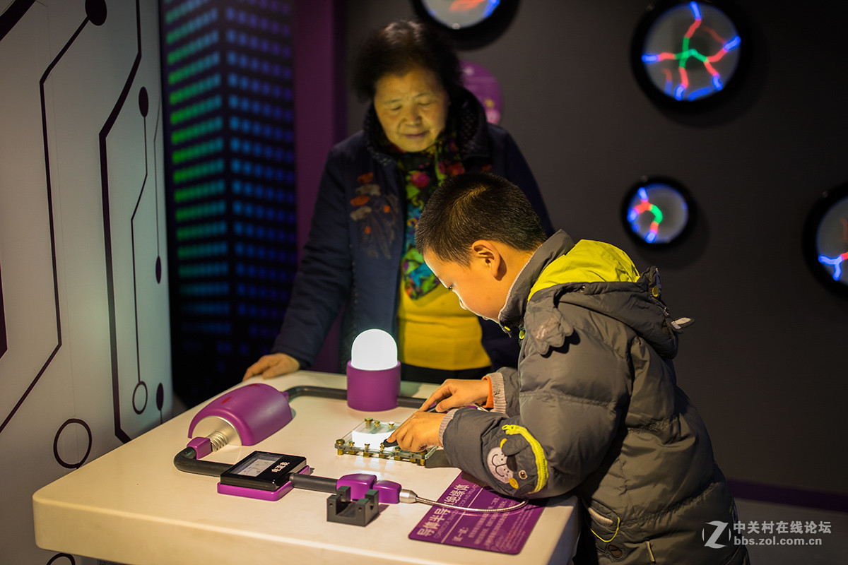 陕西科技馆里的孩子们