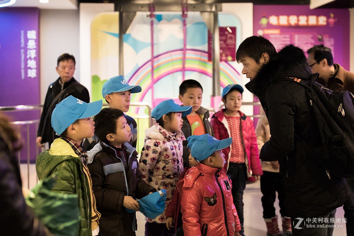 陕西科技馆里的孩子们