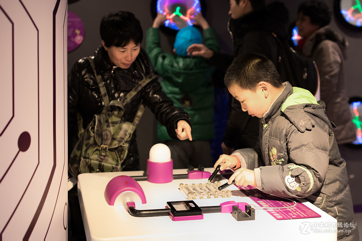 陕西科技馆里的孩子们