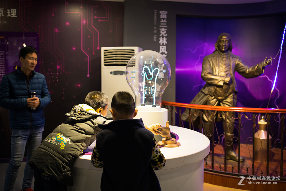 陕西科技馆里的孩子们