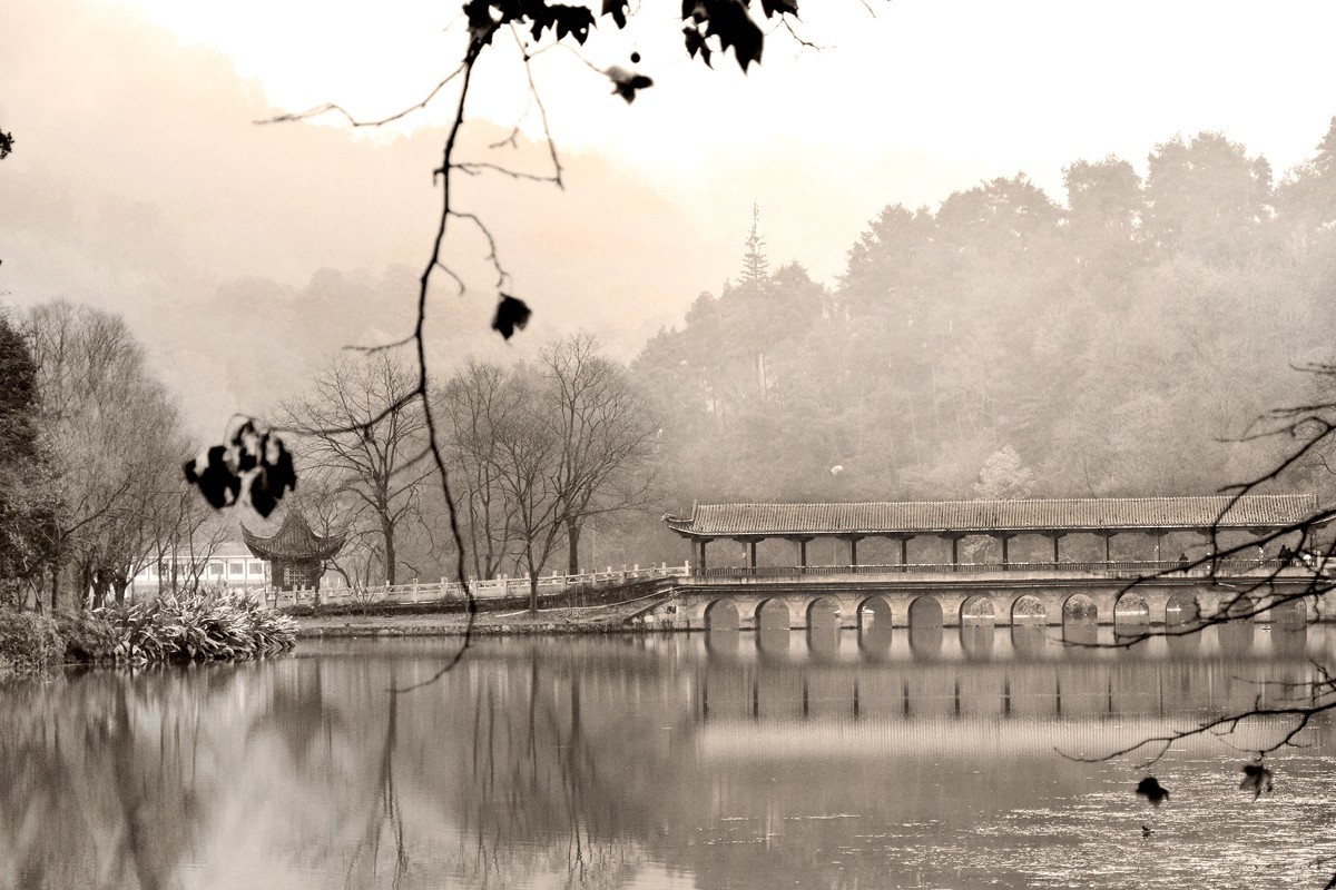 冬日的黔灵湖风雨桥