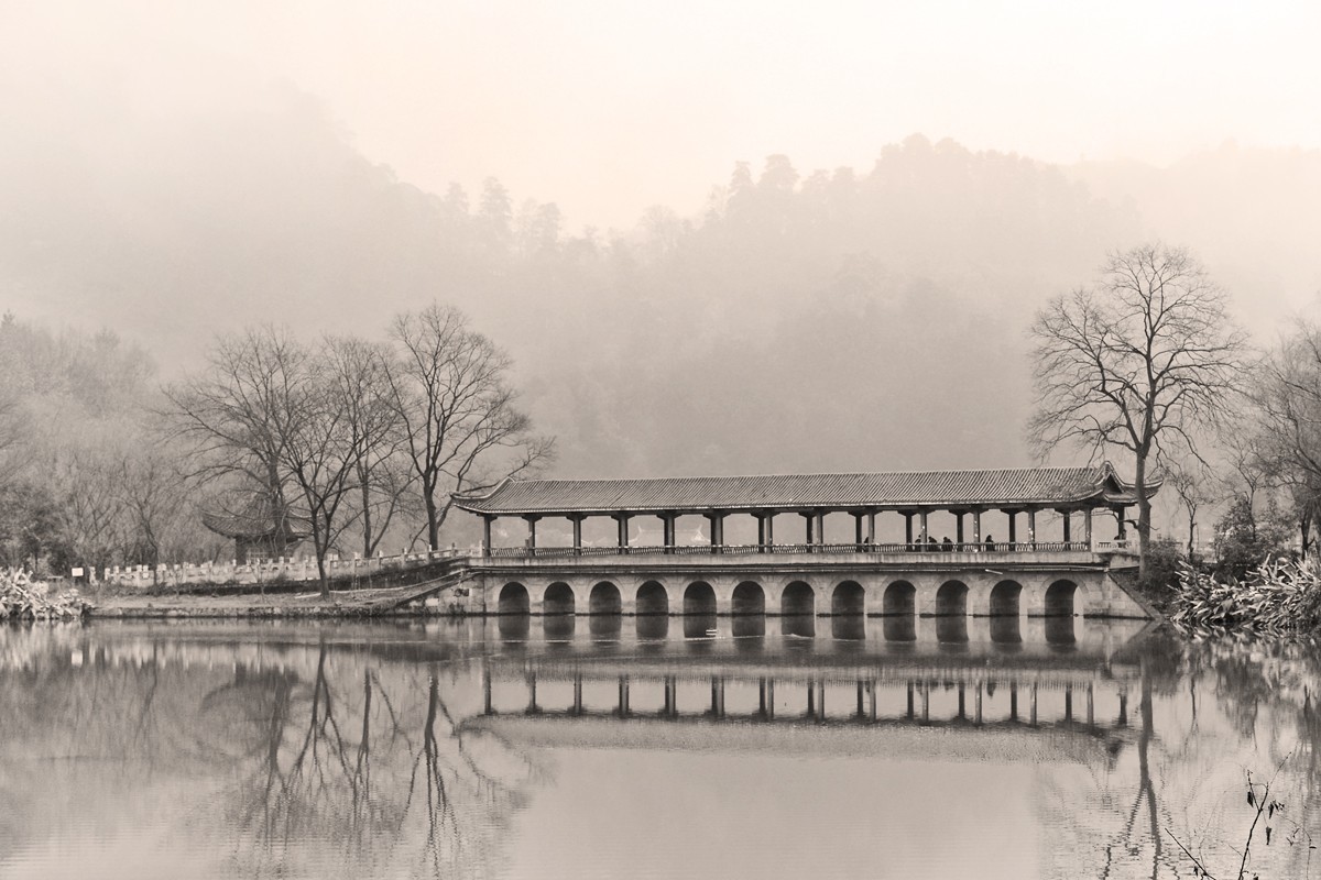 冬日的黔灵湖风雨桥