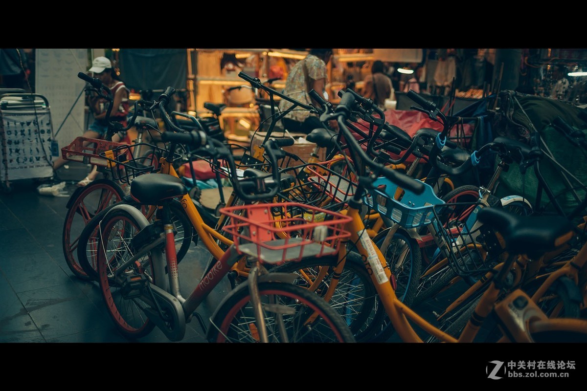 市井众生静态电影风格摄影