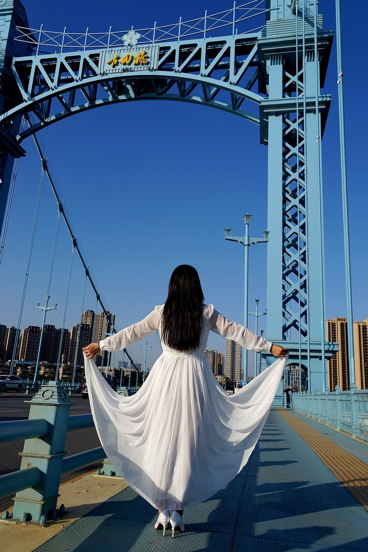 环境人像外拍建英老师开心在兰色的古田桥上