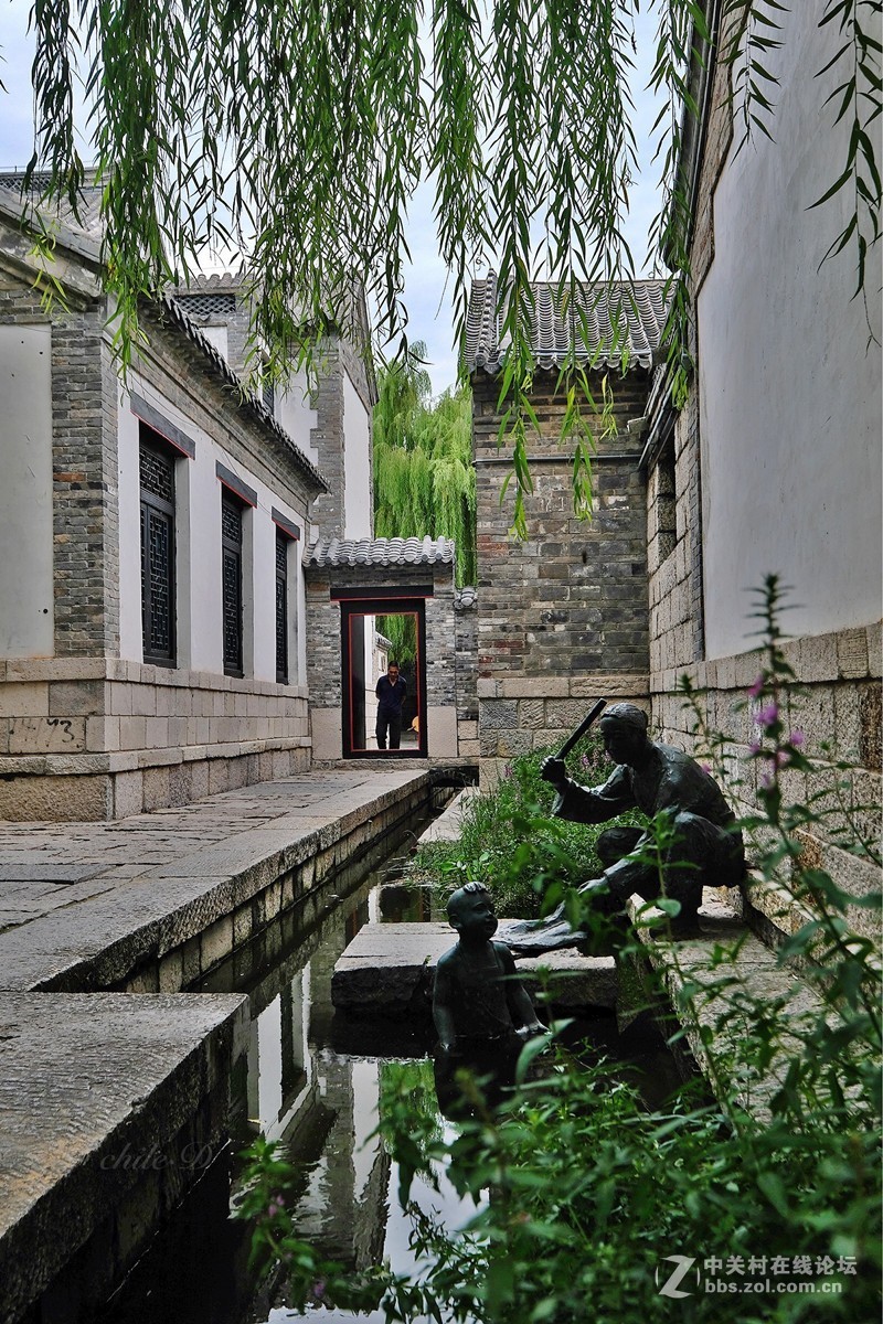 济南《百花洲》。