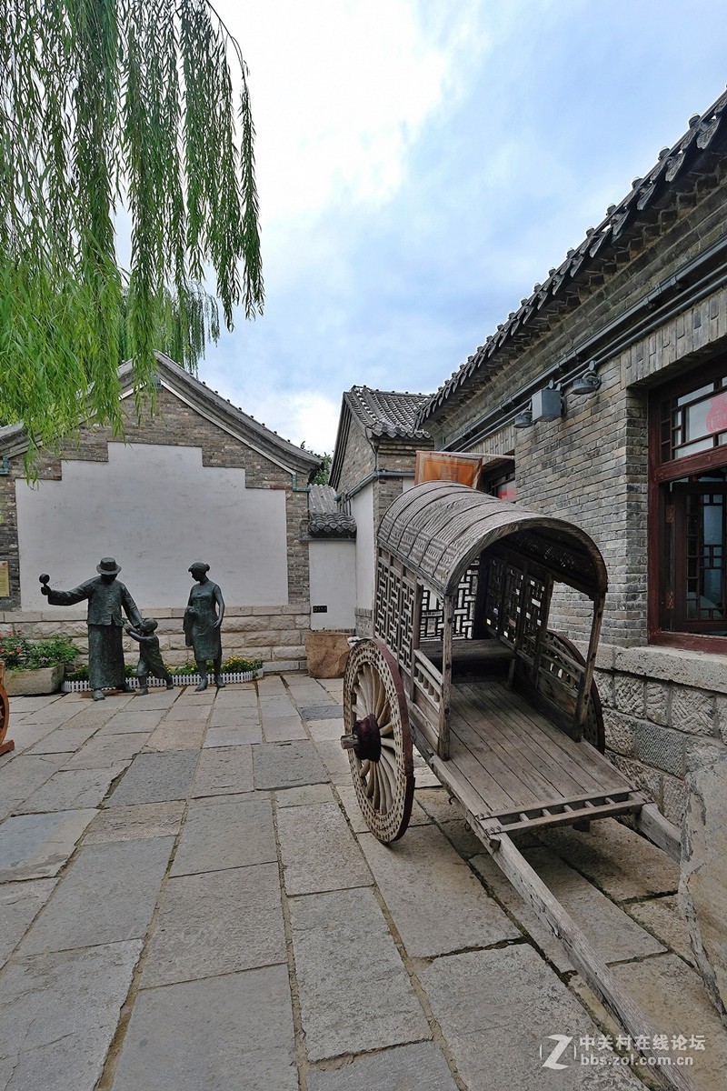 济南《百花洲》。