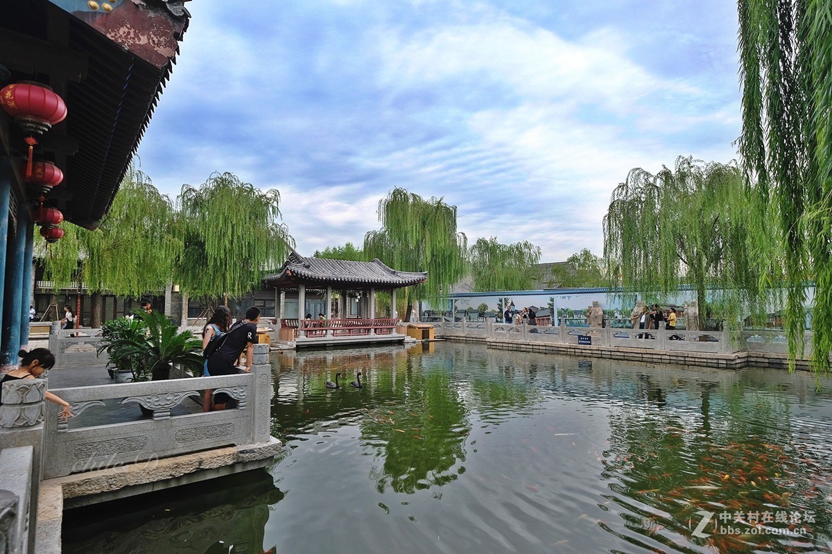 济南《百花洲》。