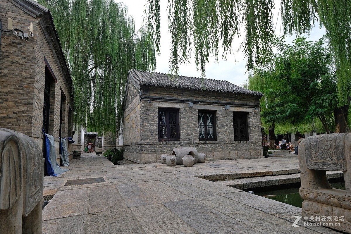 济南《百花洲》。