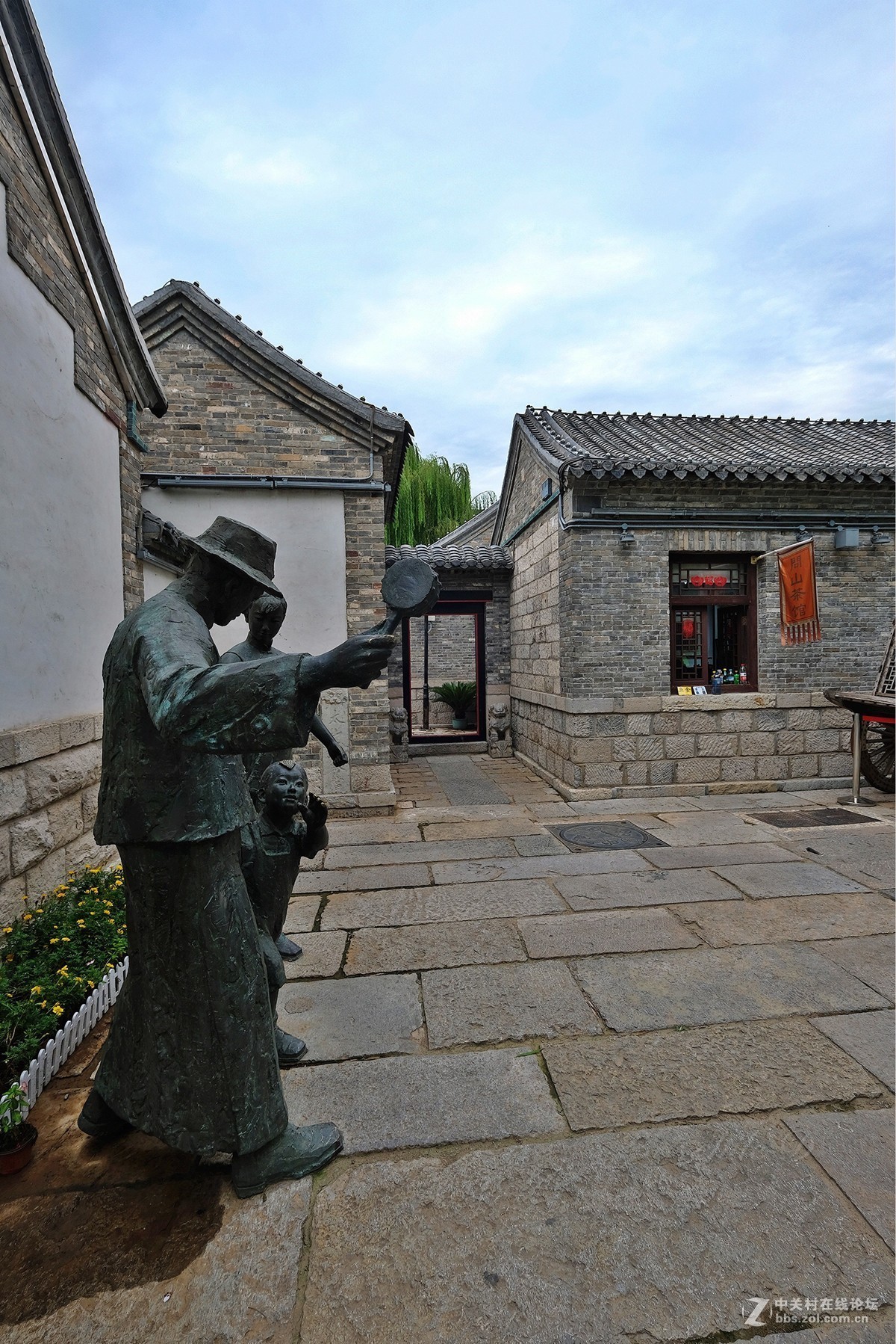 济南《百花洲》。