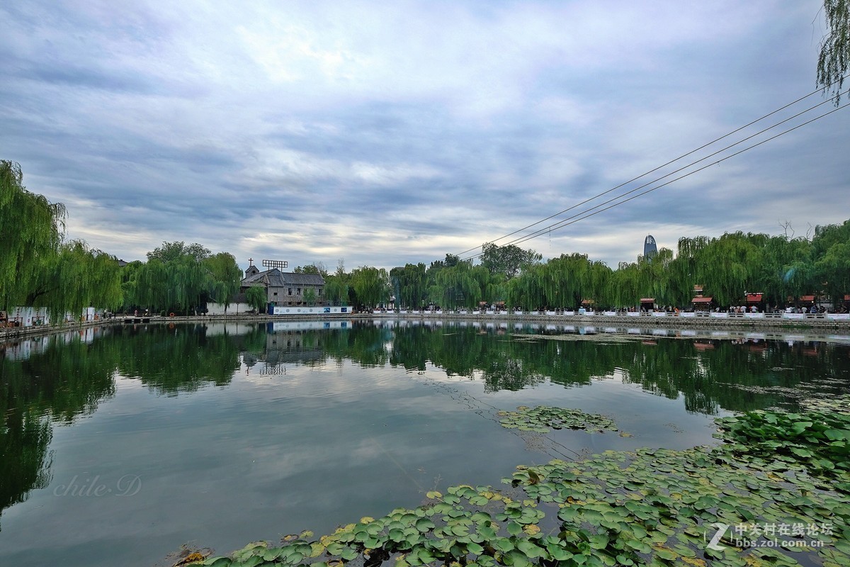 济南《百花洲》。