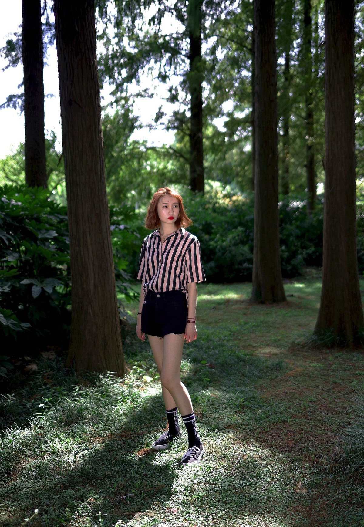 环境人像外拍---绿叶中的美女！。。。。。